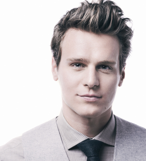 Broadway babe Jonathan Groff would like to fall in love with you.